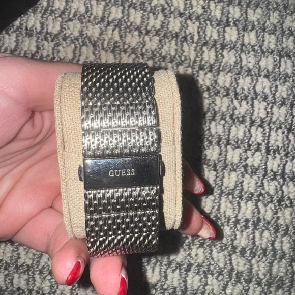 NWHT MEN GUESS WATCH - Picture 4 of 5